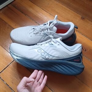 Saucony Triumph 22 Power Run running shoe white and blue